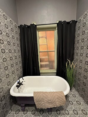 Single Room, City View | Bathroom | Hair dryer, soap, shampoo, toilet paper - Velvet Woody (Okemah)