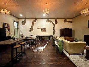 Kühlschrank, Mikrowelle, Wasserkocher mit Kaffee-/Teezubehör