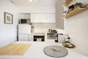 Frigorifero, microonde, forno, piano cottura