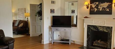 電視、壁爐、書籍、音響