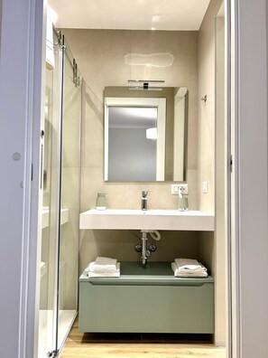 Een haardroger, een bidet, handdoeken, zeep