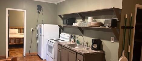 Microondas, horno, placa de cocina y cafetera o tetera