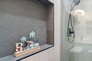 Douche, bidet, serviettes fournies