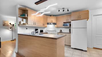 Geladeira, micro-ondas, fogão, cooktop