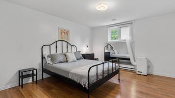 2 habitaciones, tabla de planchar con plancha, wifi y ropa de cama