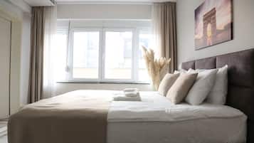 Deluxe Suite, Lanai, City View | Ruang tamu | TV 42 inci dengan kabel