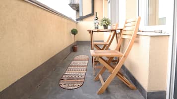 Deluxe Suite, Lanai, City View | Terrace/patio