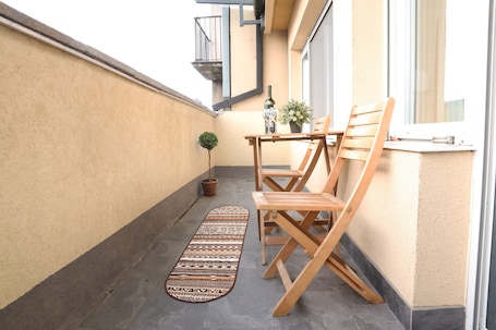 Deluxe Suite, Lanai, City View | Terrace/patio