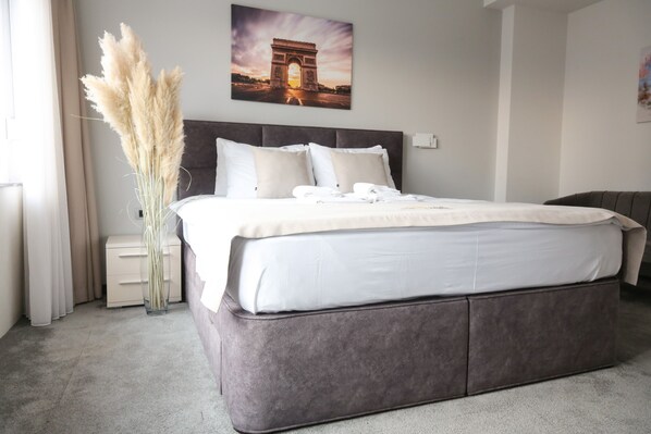 Svit Deluxe - lanai - utsikt mot staden | Värdeförvaringsskåp på rummet, skrivbord och arbetsyta för laptop