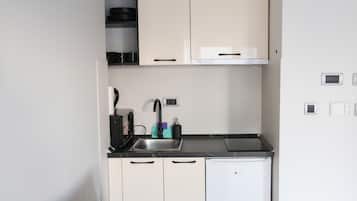 Deluxe Suite, Lanai, City View | Dapur peribadi | Peti sejuk mini, pembancuh kopi/teh