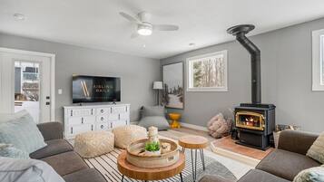 Smart-tv, een open haard en een stereo