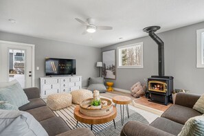 Smart TV, fireplace, stereo - Sunnyside Cove | Lakeside | Fireplace | Fire Pit (Ponoka County)