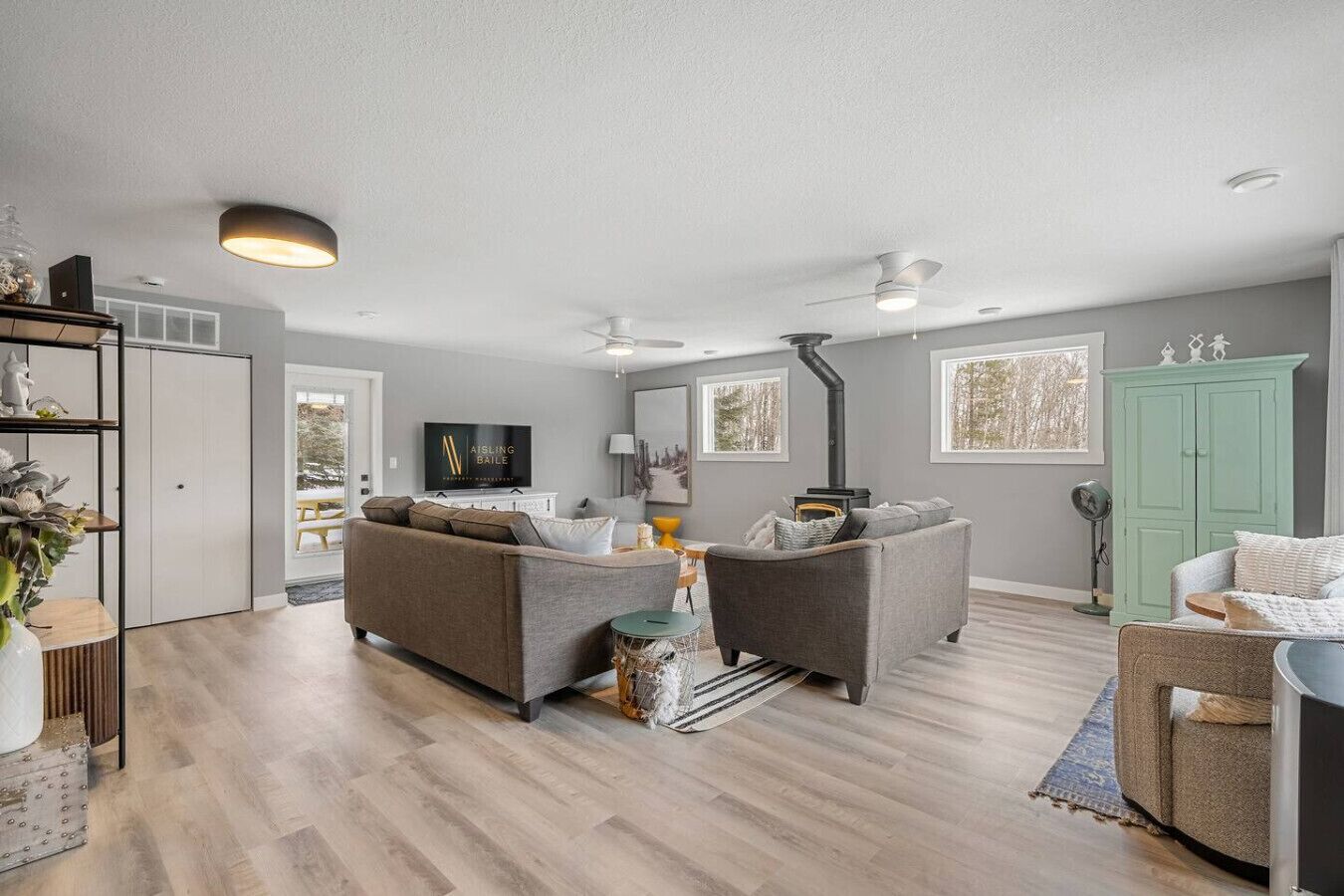 Smart TV, fireplace, stereo