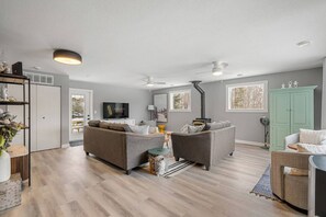 Smart TV, fireplace, stereo