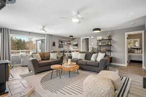 Smart-TV, Kamin, Stereoanlage