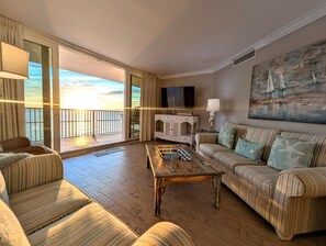 Una Smart TV, una oficina, una impresora