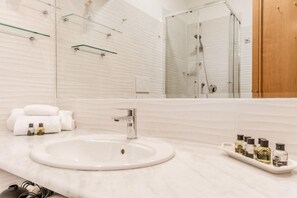 ヘアドライヤー、タオル、石鹸、トイレットペーパー