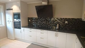 Micro-ondes, four, plaque de cuisson, lave-vaisselle