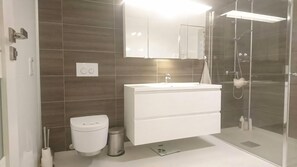 SĂšche-cheveux, serviettes fournies, papier toilette