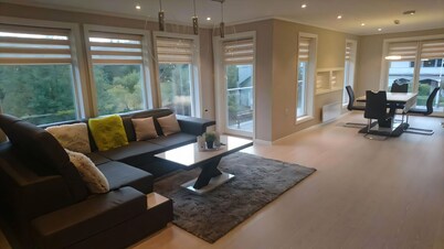 Erika's Apartment: Central Kalvåg Stay with Mountain Views and Nearby Sea