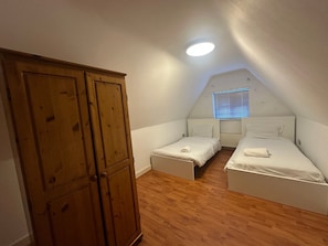3 bedrooms, iron/ironing board, free WiFi, bed sheets