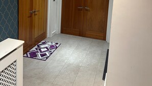 Unclassified image, 4 of 24, button - Spacious 3 Bedroom with Parking (Southampton)