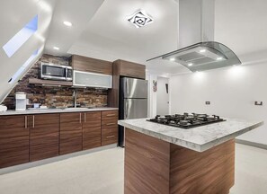 Cookware/dishes/utensils, paper towels