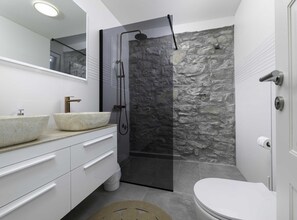 淋浴设施、吹风机、毛巾