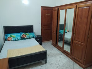 2 bedrooms, desk, iron/ironing board, free WiFi - Just like home 3 minutes from restaurant, bakery, butcher and minimarket (Meknès)
