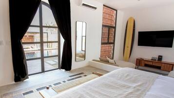 4 bedrooms, iron/ironing board, WiFi, bed sheets