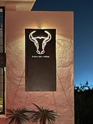 Fachada de edificio con logotipo de toro y el texto 'CASA DEL TORO', indicando un establecimiento con temática taurina.