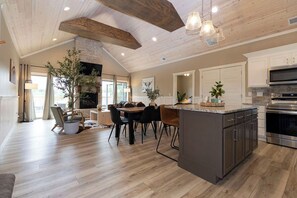 Réfrigérateur, four à micro-ondes, un four, surface de cuisson