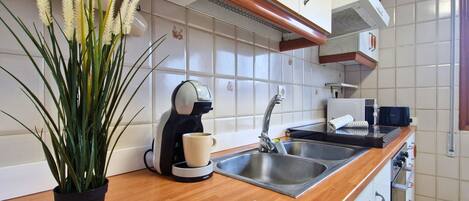 Kühlschrank, Mikrowelle, Ofen, Wasserkocher mit Kaffee-/Teezubehör