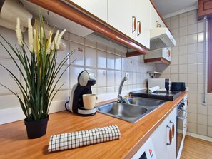 Fridge, microwave, oven, coffee/tea maker