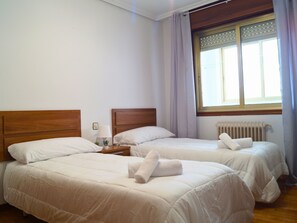 4 bedrooms, free WiFi, bed sheets - YourHouse Progreso 1 (Ourense)