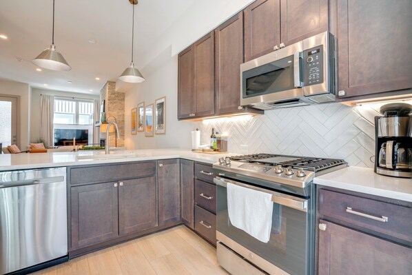 Fridge, microwave, stovetop, dishwasher
