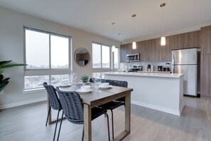 Comfort-lejlighed - 2 soveværelser - balkon | Spisning på værelset