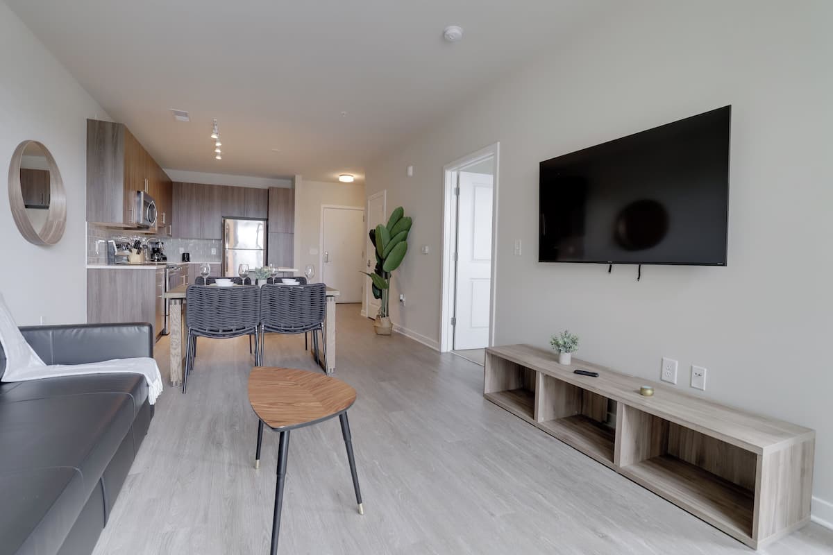 Comfort Apartment, 2 Bedrooms, Balcony | Living area | 50-inch Smart TV with cable channels, books