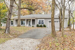 Exterior - 1 Mi to Dtwn Newburgh: Quiet Home w/ Yard! (Newburgh)
