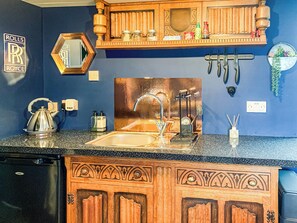 Cookware/dishes/utensils