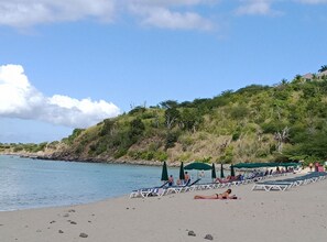 بالقرب من الشاطئ