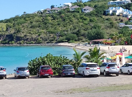 Beach nearby. Master suite + breakfast