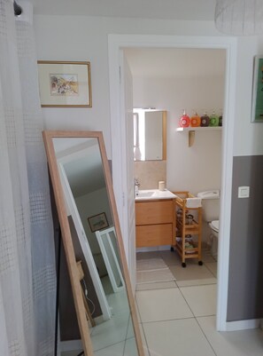 Een douche, een haardroger, handdoeken, zeep