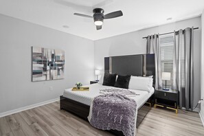 5 室のベッドルーム、デスク、アイロン / アイロン台、旅行用ベビーベッド