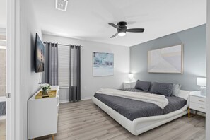 5 makuuhuonetta, työpöytä, silitysrauta/-lauta, vauvan matkasänky