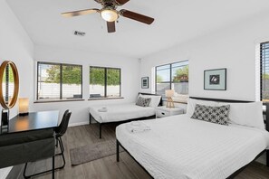 4 bedrooms, iron/ironing board, travel crib, WiFi - The Manchester - close to GEM Show! Spacious 4-bedroom house w/game room (Tucson)