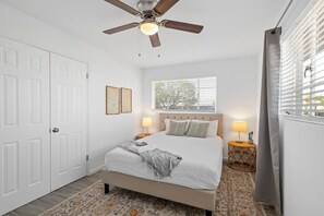 4 bedrooms, iron/ironing board, travel cot, WiFi - The Manchester - close to GEM Show! Spacious 4-bedroom house w/game room (Tucson)