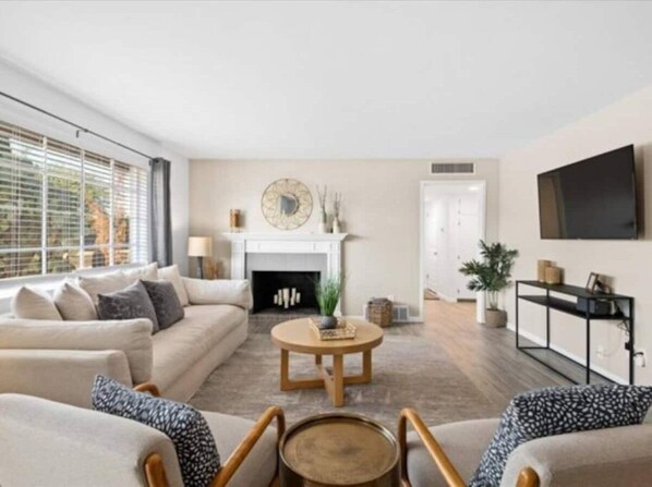 TV, foosball - The Manchester - close to GEM Show! Spacious 4-bedroom house w/game room (Tucson)