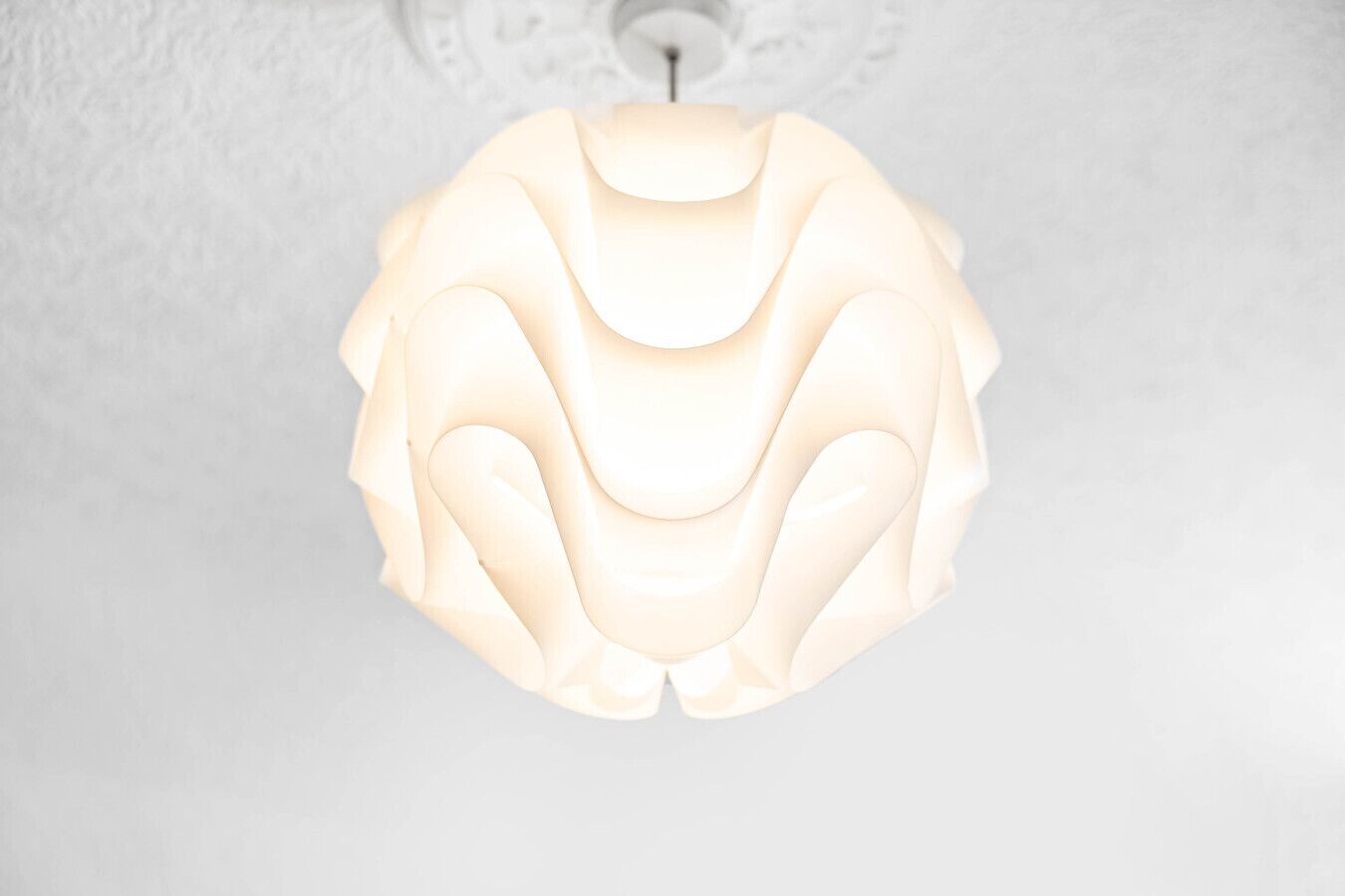 Un luminaire de plafond au design original et organique.