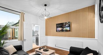 Three Bedroom House - 6 Guests - Garden - Parking